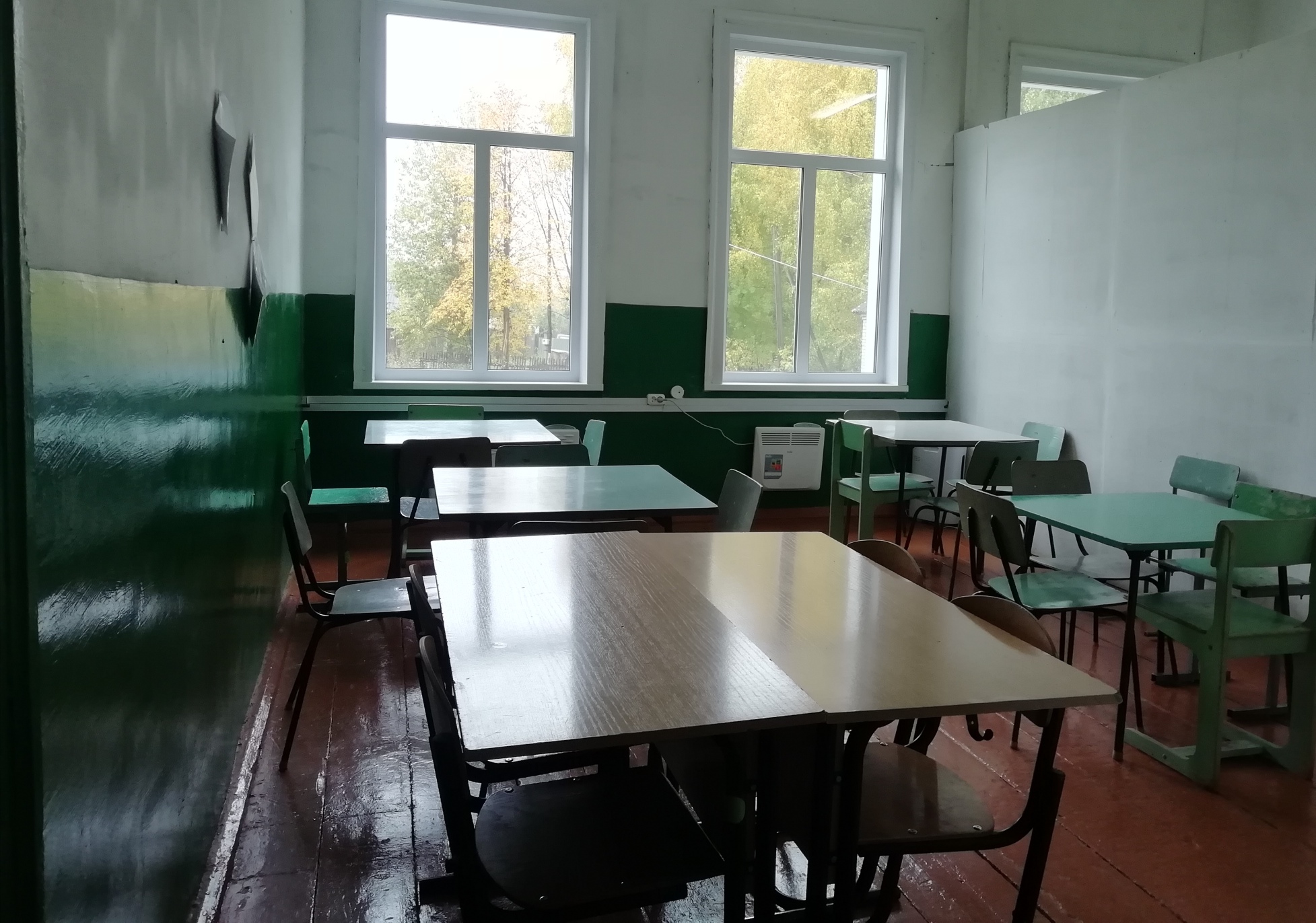 Обеденный зал столовой школы.